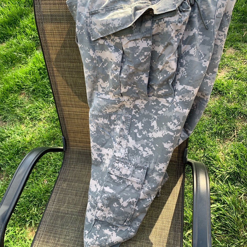 Men's Camouflage Cargo Pants in great condition with many pockets